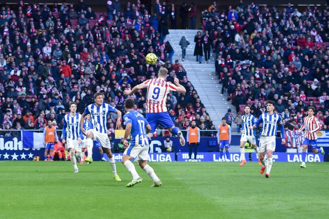 (260119) -- MADRID, Jan. 19, 2026 (Xinhua) -- Atletico de Madrid's Alexander Sorloth (top) heads the ball to score during La Liga football match between Atletico de Madrid and Deportivo Alaves in Madrid, Spain, on Jan. 18, 2026. (Photo by Gustavo Valiente/Xinhua)