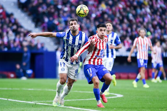 (260119) -- MADRID, Jan. 19, 2026 (Xinhua) -- Atletico de Madrid's Thiago Almada (front R) vies with Deportivo Alaves's Jonny Otto during La Liga football match between Atletico de Madrid and Deportivo Alaves in Madrid, Spain, on Jan. 18, 2026. (Photo by Gustavo Valiente/Xinhua)