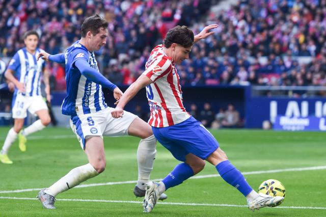 (260119) -- MADRID, Jan. 19, 2026 (Xinhua) -- Atletico de Madrid's Julian Alvarez (R) vies with Deportivo Alaves's Jon Pacheco during La Liga football match between Atletico de Madrid and Deportivo Alaves in Madrid, Spain, on Jan. 18, 2026. (Photo by Gustavo Valiente/Xinhua)