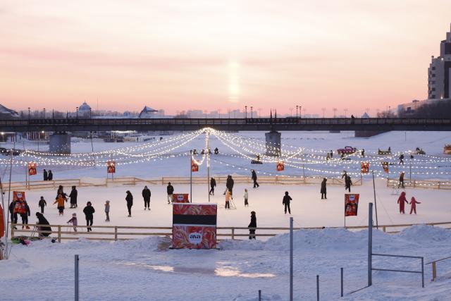(260119) -- ASTANA, Jan. 19, 2026 (Xinhua) -- People skate at an ice rink on the frozen Ishim River in Astana, Kazakhstan, Jan. 18, 2026. (Photo by Kalizhan Ospanov/Xinhua)