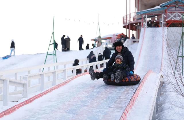 (260119) -- ASTANA, Jan. 19, 2026 (Xinhua) -- People enjoy snow tubing in Astana, Kazakhstan, Jan. 18, 2026. (Photo by Kalizhan Ospanov/Xinhua)