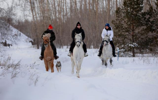 (260119) -- ASTANA, Jan. 19, 2026 (Xinhua) -- People ride horses in Astana, Kazakhstan, Jan. 18, 2026. (Photo by Kalizhan Ospanov/Xinhua)