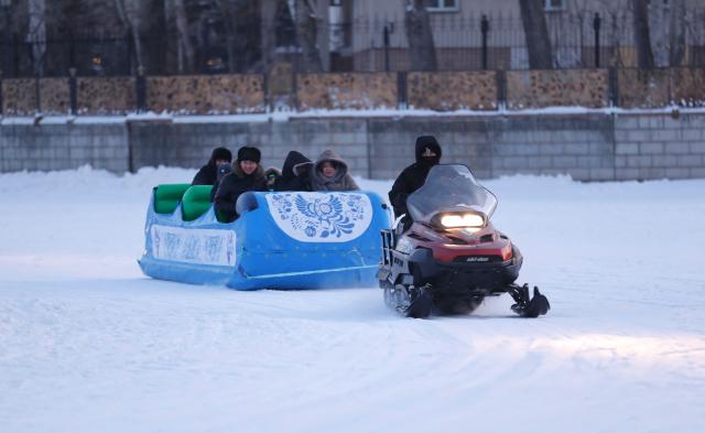 (260119) -- ASTANA, Jan. 19, 2026 (Xinhua) -- People enjoy ice and snow recreational facilities in Astana, Kazakhstan, Jan. 18, 2026. (Photo by Kalizhan Ospanov/Xinhua)