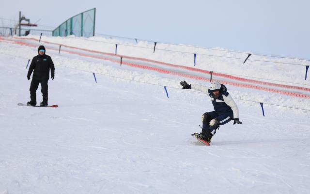 (260119) -- ASTANA, Jan. 19, 2026 (Xinhua) -- People ski in Astana, Kazakhstan, Jan. 18, 2026. (Photo by Kalizhan Ospanov/Xinhua)