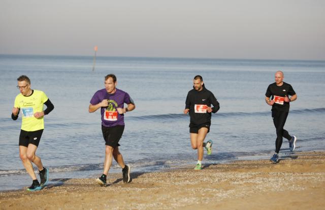 (260119) -- THE HAGUE, Jan. 19, 2026 (Xinhua) -- Participants run on the beach during the 4th Scheveningen beach run in the Hague, the Netherlands, Jan. 18, 2026. (Photo by Sylvia Lederer/Xinhua)