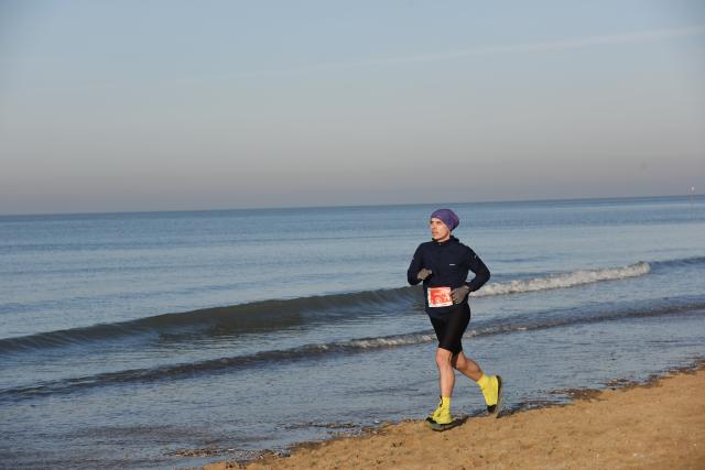 (260119) -- THE HAGUE, Jan. 19, 2026 (Xinhua) -- A participant runs on the beach during the 4th Scheveningen beach run in the Hague, the Netherlands, Jan. 18, 2026. (Xinhua/Shao Haijun)