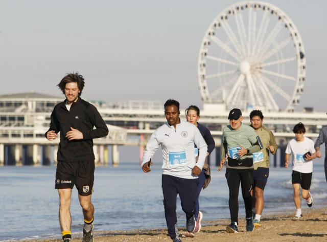 (260119) -- THE HAGUE, Jan. 19, 2026 (Xinhua) -- Participants run on the beach during the 4th Scheveningen beach run in the Hague, the Netherlands, Jan. 18, 2026. (Photo by Sylvia Lederer/Xinhua)