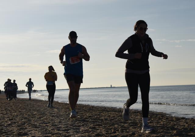 (260119) -- THE HAGUE, Jan. 19, 2026 (Xinhua) -- Participants run on the beach during the 4th Scheveningen beach run in the Hague, the Netherlands, Jan. 18, 2026. (Xinhua/Shao Haijun)