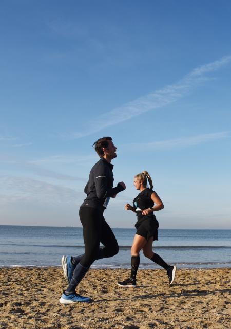 (260119) -- THE HAGUE, Jan. 19, 2026 (Xinhua) -- Participants run on the beach during the 4th Scheveningen beach run in the Hague, the Netherlands, Jan. 18, 2026. (Xinhua/Shao Haijun)