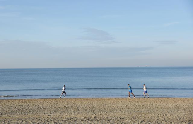 (260119) -- THE HAGUE, Jan. 19, 2026 (Xinhua) -- Participants run on the beach during the 4th Scheveningen beach run in the Hague, the Netherlands, Jan. 18, 2026. (Xinhua/Shao Haijun)