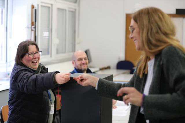 (260119) -- LISBON, Jan. 19, 2026 (Xinhua) -- A voter interacts with a staff member at a polling station in Lisbon, Portugal, Jan. 18, 2026. Portugal's presidential election will head to a second round after no candidate secured an outright majority in Sunday's first round, according to data released by the General Secretariat of the Ministry of Internal Administration.
   Based on 95.7 percent of the votes counted, Seguro and Ventura will enter the runoff scheduled for Feb. 8 as the leading candidates. The winner will be determined by a simple majority. (Xinhua/Xun Wei)