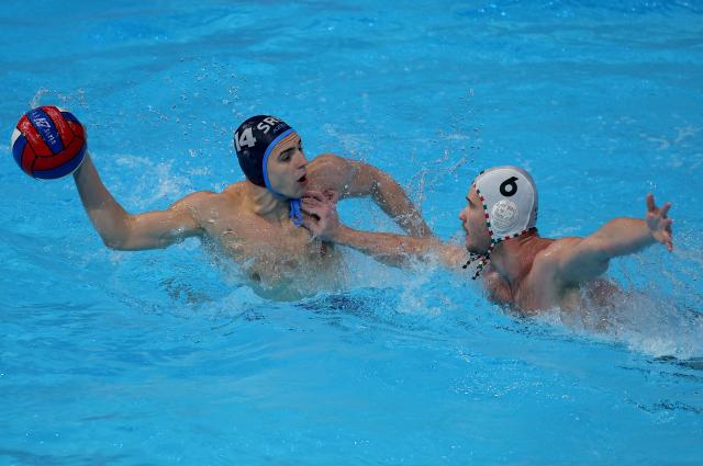 (260119) -- BELGRADE, Jan. 19, 2026 (Xinhua) -- Serbia's Vasilije Martinovic (L) vies with Hungary's Adam Nagy during the group stage II group E match between Hungary and Serbia at the Men's European Water Polo Championships in Belgrade, Serbia, Jan. 18, 2026. (Photo by Predrag Milosavljevic/Xinhua)