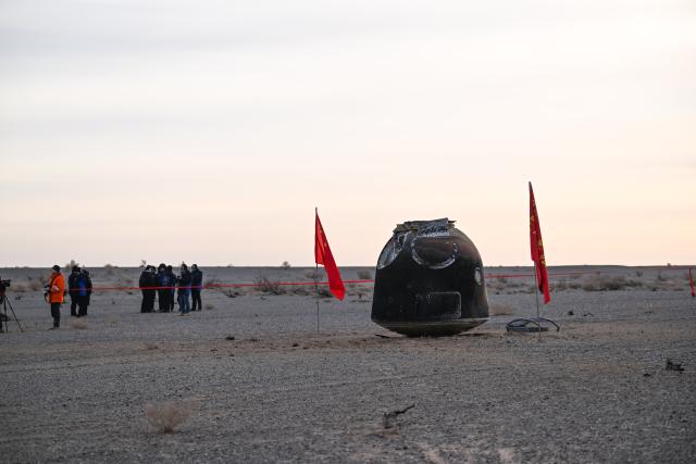 (260119) -- JIUQUAN, Jan. 19, 2026 (Xinhua) -- The return capsule of the Shenzhou-20 spaceship is pictured at the Dongfeng landing site in north China's Inner Mongolia Autonomous Region on Jan. 19, 2026. The return capsule of the Shenzhou-20 spaceship, carrying no astronauts, touched down at the Dongfeng landing site in north China's Inner Mongolia Autonomous Region at 9:34 a.m. (Beijing Time) on Monday, according to the China Manned Space Agency (CMSA).
An on-site inspection confirmed that the exterior of the Shenzhou-20 return capsule was generally intact and the items inside were in good condition, the CMSA said, noting that the Shenzhou-20 spaceship's return mission was a complete success. (Xinhua/Li Zhipeng)
