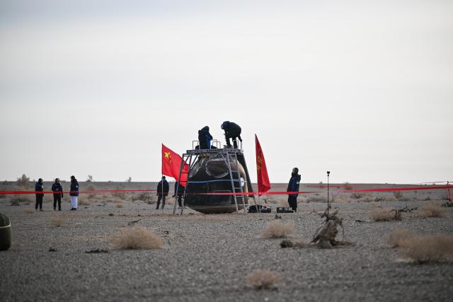 (260119) -- JIUQUAN, Jan. 19, 2026 (Xinhua) -- The return capsule of the Shenzhou-20 spaceship is pictured at the Dongfeng landing site in north China's Inner Mongolia Autonomous Region on Jan. 19, 2026. The return capsule of the Shenzhou-20 spaceship, carrying no astronauts, touched down at the Dongfeng landing site in north China's Inner Mongolia Autonomous Region at 9:34 a.m. (Beijing Time) on Monday, according to the China Manned Space Agency (CMSA).
An on-site inspection confirmed that the exterior of the Shenzhou-20 return capsule was generally intact and the items inside were in good condition, the CMSA said, noting that the Shenzhou-20 spaceship's return mission was a complete success. (Xinhua/Li Zhipeng)