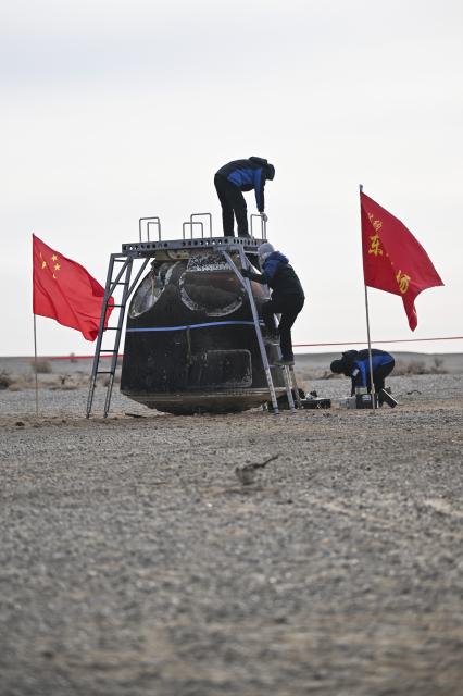 (260119) -- JIUQUAN, Jan. 19, 2026 (Xinhua) -- The return capsule of the Shenzhou-20 spaceship is pictured at the Dongfeng landing site in north China's Inner Mongolia Autonomous Region on Jan. 19, 2026. The return capsule of the Shenzhou-20 spaceship, carrying no astronauts, touched down at the Dongfeng landing site in north China's Inner Mongolia Autonomous Region at 9:34 a.m. (Beijing Time) on Monday, according to the China Manned Space Agency (CMSA).
An on-site inspection confirmed that the exterior of the Shenzhou-20 return capsule was generally intact and the items inside were in good condition, the CMSA said, noting that the Shenzhou-20 spaceship's return mission was a complete success. (Xinhua/Li Zhipeng)