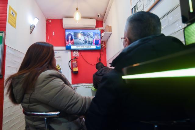 (260119) -- MADRID, Jan. 19, 2026 (Xinhua) -- People watch a televised news report on high-speed train derailment, at a restaurant in Madrid, Spain, on Jan. 19, 2026. At least 21 people were confirmed dead and more than 70 others injured after two high-speed trains collided near the city of Cordoba in southern Spain on Sunday, authorities said.
   Thirty of the injured were in serious condition and hospitalized, Spain's Transport Minister Oscar Puente said Monday. Earlier media reports put the number at 25. (Photo by Gustavo Valiente/Xinhua)