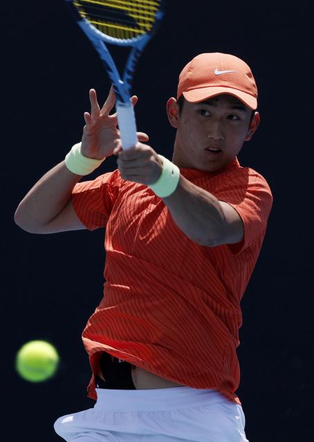 (260119) -- MELBOURNE, Jan. 19, 2026 (Xinhua) -- Shang Juncheng of China hits a return during the men's singles 1st round match against Roberto Bautista Agut of Spain at the Australian Open tennis tournament in Melbourne, Australia, Jan. 19, 2026. (Xinhua/Ma Ping)