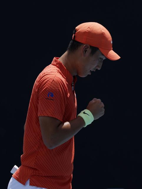 (260119) -- MELBOURNE, Jan. 19, 2026 (Xinhua) -- Shang Juncheng of China reacts during the men's singles 1st round match against Roberto Bautista Agut of Spain at the Australian Open tennis tournament in Melbourne, Australia, Jan. 19, 2026. (Xinhua/Ma Ping)
