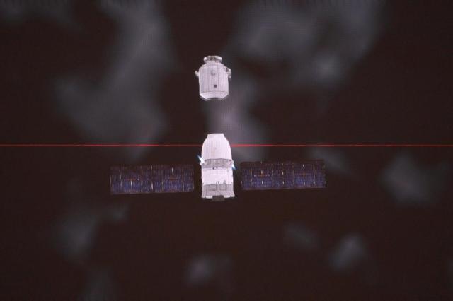(260119) -- BEIJING, Jan. 19, 2026 (Xinhua) -- This simulated image captured at Beijing Aerospace Control Center on Jan. 19, 2026 shows the orbital capsule of the Shenzhou-20 separating from the return capsule. The return capsule of the Shenzhou-20 spaceship, carrying no astronauts, touched down at the Dongfeng landing site in north China's Inner Mongolia Autonomous Region at 9:34 a.m. (Beijing Time) on Monday, according to the China Manned Space Agency (CMSA).
   An on-site inspection confirmed that the exterior of the Shenzhou-20 return capsule was generally intact and the items inside were in good condition, the CMSA said, noting that the Shenzhou-20 spaceship's return mission was a complete success. (Xinhua/Wang Chuntao)