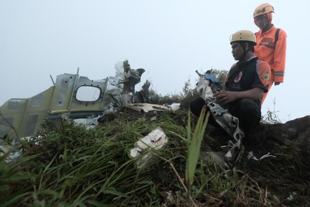 (260119) -- SOUTH SULAWESI, Jan. 19, 2026 (Xinhua) -- Rescue team members stand near the debris of the crashed ATR 42-500 aircraft near the summit of Mount Bulusaraung in Pangkep regency, South Sulawesi, Indonesia, Jan. 18, 2026. Indonesian rescuers have found one victim from the crashed ATR 42-500 aircraft on Mount Bulusaraung in Pangkep regency, South Sulawesi, authorities said on Sunday.
   The ATR 42-500 aircraft reportedly lost contact over Maros regency in South Sulawesi province. The plane was operating a flight from Yogyakarta to Makassar when communication with air traffic control was cut off on Saturday.
   According to official data, 10 people were on board the aircraft at the time it lost contact, comprising seven crew members and three passengers. (Photo by Muchtamir Zaide/Xinhua)
