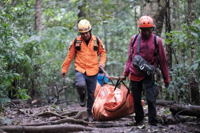 (260119) -- SOUTH SULAWESI, Jan. 19, 2026 (Xinhua) -- Rescue team members transfer the debris of the crashed ATR 42-500 aircraft near the summit of Mount Bulusaraung in Pangkep regency, South Sulawesi, Indonesia, Jan. 18, 2026. Indonesian rescuers have found one victim from the crashed ATR 42-500 aircraft on Mount Bulusaraung in Pangkep regency, South Sulawesi, authorities said on Sunday.
   The ATR 42-500 aircraft reportedly lost contact over Maros regency in South Sulawesi province. The plane was operating a flight from Yogyakarta to Makassar when communication with air traffic control was cut off on Saturday.
   According to official data, 10 people were on board the aircraft at the time it lost contact, comprising seven crew members and three passengers. (Photo by Muchtamir Zaide/Xinhua)
