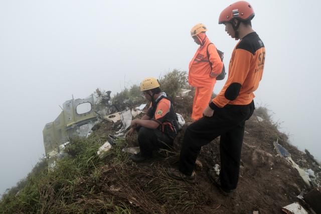 (260119) -- SOUTH SULAWESI, Jan. 19, 2026 (Xinhua) -- Rescue team members stand near the debris of the crashed ATR 42-500 aircraft near the summit of Mount Bulusaraung in Pangkep regency, South Sulawesi, Indonesia, Jan. 18, 2026. Indonesian rescuers have found one victim from the crashed ATR 42-500 aircraft on Mount Bulusaraung in Pangkep regency, South Sulawesi, authorities said on Sunday.
   The ATR 42-500 aircraft reportedly lost contact over Maros regency in South Sulawesi province. The plane was operating a flight from Yogyakarta to Makassar when communication with air traffic control was cut off on Saturday.
   According to official data, 10 people were on board the aircraft at the time it lost contact, comprising seven crew members and three passengers. (Photo by Muchtamir Zaide/Xinhua)