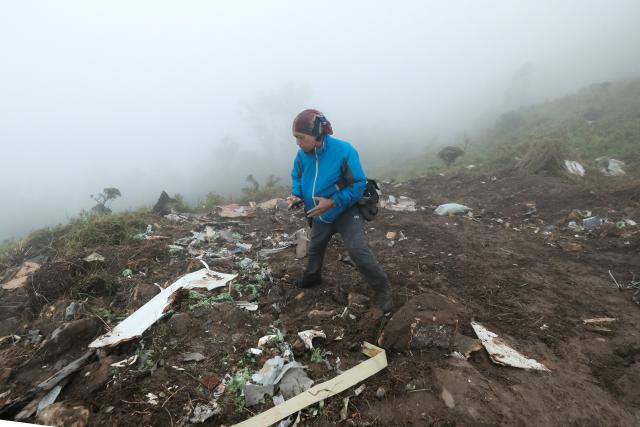 (260119) -- SOUTH SULAWESI, Jan. 19, 2026 (Xinhua) -- A journalist stands near the debris of the crashed ATR 42-500 aircraft near the summit of Mount Bulusaraung in Pangkep regency, South Sulawesi, Indonesia, Jan. 18, 2026. Indonesian rescuers have found one victim from the crashed ATR 42-500 aircraft on Mount Bulusaraung in Pangkep regency, South Sulawesi, authorities said on Sunday.
   The ATR 42-500 aircraft reportedly lost contact over Maros regency in South Sulawesi province. The plane was operating a flight from Yogyakarta to Makassar when communication with air traffic control was cut off on Saturday.
   According to official data, 10 people were on board the aircraft at the time it lost contact, comprising seven crew members and three passengers. (Photo by Muchtamir Zaide/Xinhua)