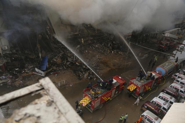(260119) -- KARACHI, Jan. 19, 2026 (Xinhua) -- Firefighters try to extinguish a fire breaking out at a shopping mall in Karachi, Pakistan, on Jan. 18, 2026. The death toll from a fire at a shopping mall in Pakistan's southern port city of Karachi rose to 14 on Monday morning after rescue teams recovered more bodies during a search operation, officials said. (Xinhua)