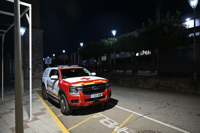 (260119) -- ADAMUZ, Jan. 19, 2026 (Xinhua) -- A rescue car is seen parking near a resettlement site in Adamuz, Spain, Jan. 19, 2026. Death toll from the derailment of two high-speed trains in Spain has risen to 39, according to local media reports. (Xinhua/Cheng Min)