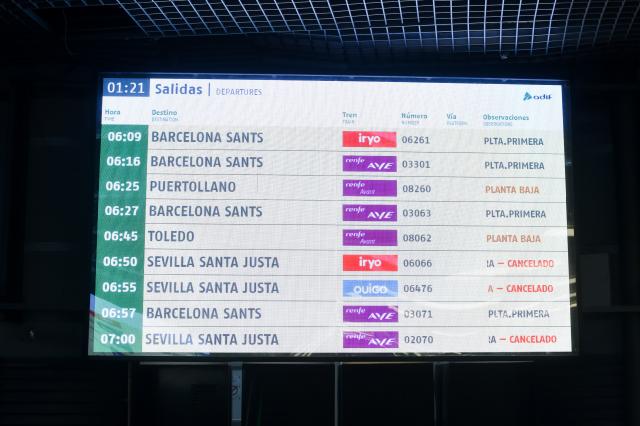 (260119) -- MADRID, Jan. 19, 2026 (Xinhua) -- This photo taken on Jan. 19, 2026 shows a screen displaying that trains to Seville are canceled at a train station in Madrid, Spain. Death toll from the derailment of two high-speed trains in Spain has risen to 39, according to local media reports. (Photo by Gustavo Valiente/Xinhua)