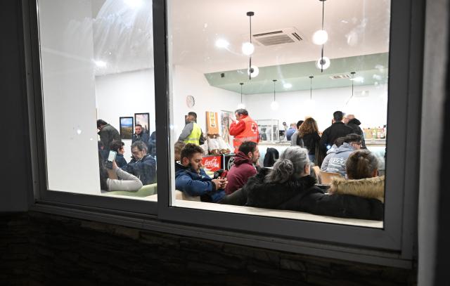 (260119) -- ADAMUZ, Jan. 19, 2026 (Xinhua) -- Passengers are seen at a resettlement site in Adamuz, Spain, Jan. 19, 2026. Death toll from the derailment of two high-speed trains in Spain has risen to 39, according to local media reports. (Xinhua/Cheng Min)