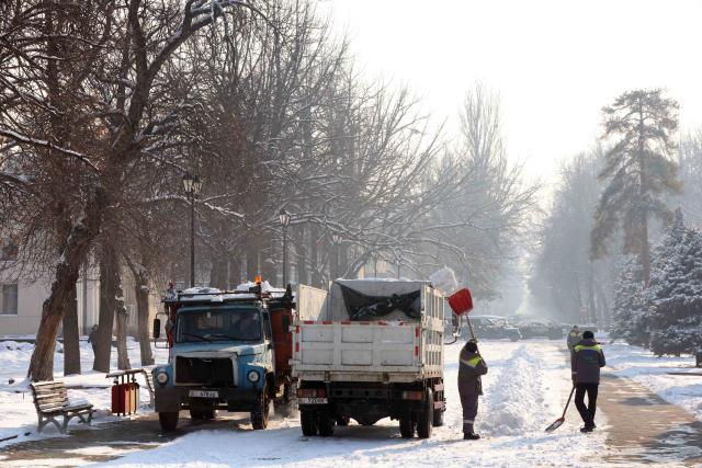 (260119) -- BISHKEK, Jan. 19, 2026 (Xinhua) -- Workers clear a snow-covered street in Bishkek, Kyrgyzstan, Jan. 18, 2026. (Photo by Roman/Xinhua)