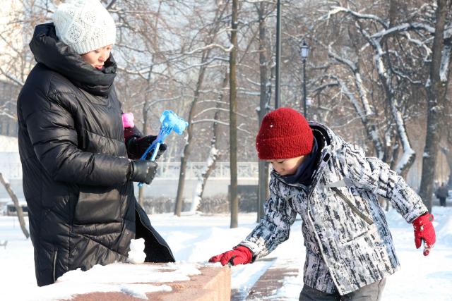 (260119) -- BISHKEK, Jan. 19, 2026 (Xinhua) -- People have fun in a street after snow in Bishkek, Kyrgyzstan, Jan. 18, 2026. (Photo by Roman/Xinhua)