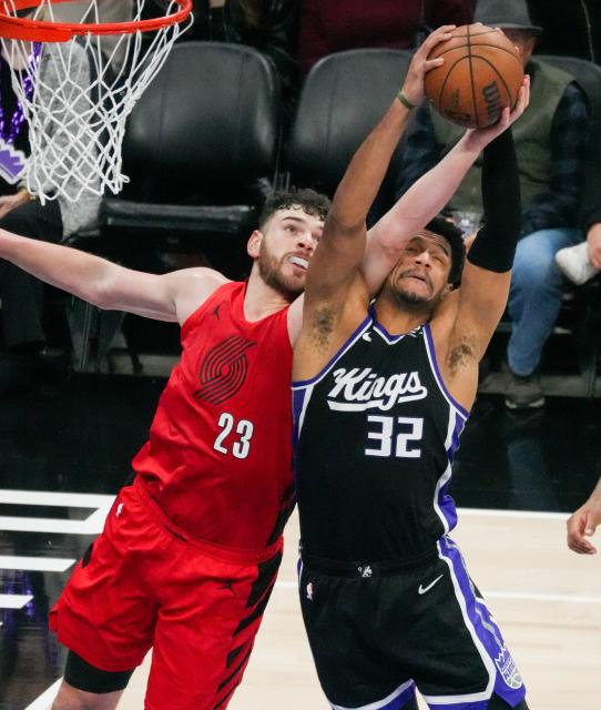(260119) -- SACRAMENTO, Jan. 19, 2026 (Xinhua) -- Portland Trail Blazers' Donovan Clingan (L) vies with Sacramento Kings' Dylan Cardwell during the 2025-2026 NBA regular season basketball game between Portland Trail Blazers and Sacramento Kings in Sacramento, the United States, Jan. 18, 2026. (Photo by Sun Yuxuan/Xinhua)