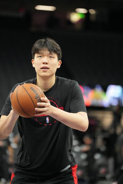 (260119) -- SACRAMENTO, Jan. 19, 2026 (Xinhua) -- Portland Trail Blazers' Yang Hansen warms up before the 2025-2026 NBA regular season basketball game between Portland Trail Blazers and Sacramento Kings in Sacramento, the United States, Jan. 18, 2026. (Photo by Sun Yuxuan/Xinhua)