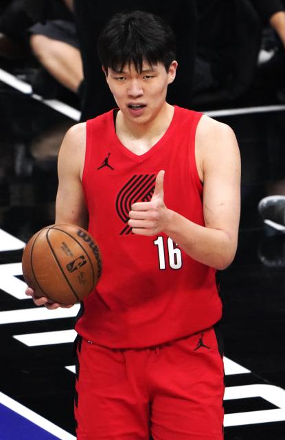 (260119) -- SACRAMENTO, Jan. 19, 2026 (Xinhua) -- Portland Trail Blazers' Yang Hansen reacts during the 2025-2026 NBA regular season basketball game between Portland Trail Blazers and Sacramento Kings in Sacramento, the United States, Jan. 18, 2026. (Xinhua/Wu Xiaoling)
