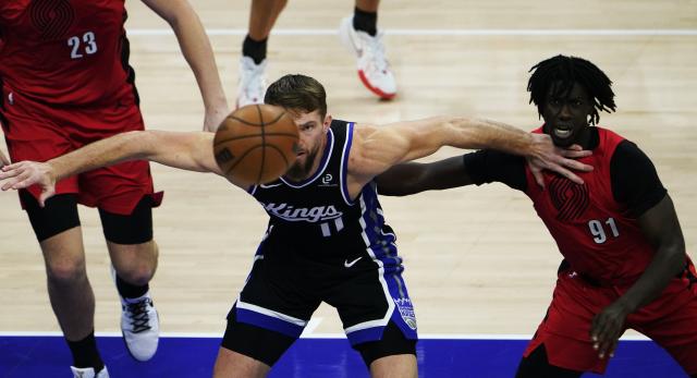 (260119) -- SACRAMENTO, Jan. 19, 2026 (Xinhua) -- Sacramento Kings' Domantas Sabonis (C) competes during the 2025-2026 NBA regular season basketball game between Portland Trail Blazers and Sacramento Kings in Sacramento, the United States, Jan. 18, 2026. (Xinhua/Wu Xiaoling)