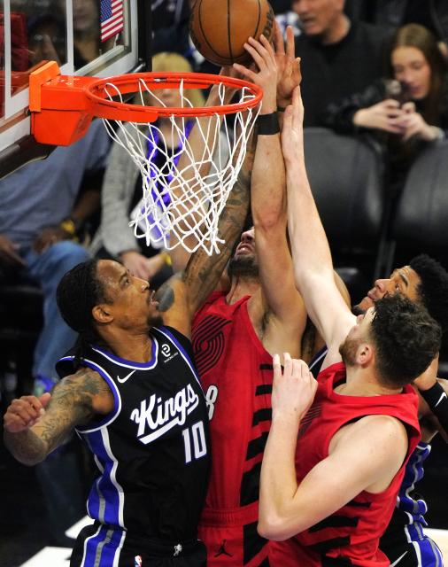 (260119) -- SACRAMENTO, Jan. 19, 2026 (Xinhua) -- Sacramento Kings' DeMar DeRozan (L) competes during the 2025-2026 NBA regular season basketball game between Portland Trail Blazers and Sacramento Kings in Sacramento, the United States, Jan. 18, 2026. (Xinhua/Wu Xiaoling)