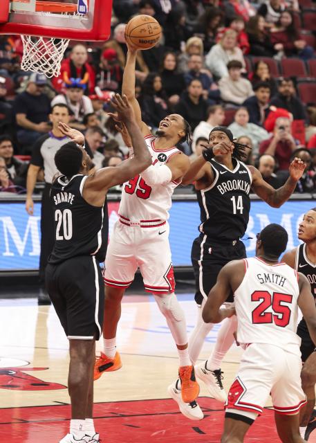 (260119) -- CHICAGO, Jan. 19, 2026 (Xinhua) -- Chicago Bulls' Isaac Okoro (2nd L) drives to the basket during the 2025-2026 NBA regular season basketball game between Brooklyn Nets and Chicago Bulls at United Center in Chicago, the United States, Jan. 18, 2026. (Photo by Joel Lerner/Xinhua)