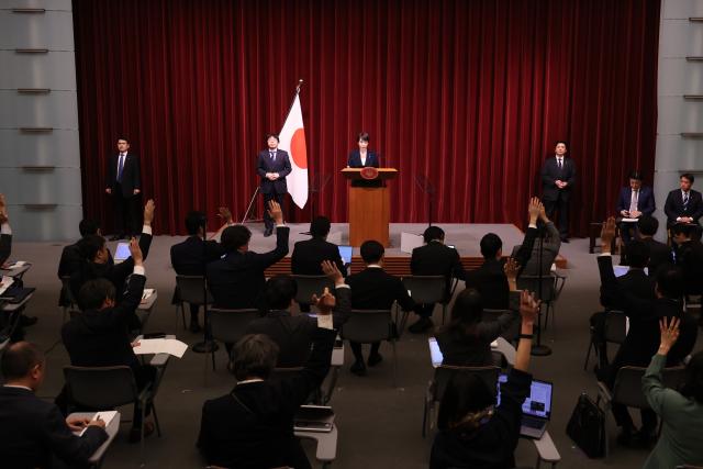 (260119) -- TOKYO, Jan. 19, 2026 (Xinhua) -- Japanese Prime Minister Sanae Takaichi attends a press conference at the prime minister's official residence in Tokyo, Japan, Jan. 19, 2026. Takaichi on Monday announced her plan to dissolve the House of Representatives on Jan. 23 for a snap general election set for Feb. 8.
  At a press conference, Takaichi said she will dissolve the 465-member lower house on Friday, the opening day of this year's ordinary parliamentary session. (Rodrigo Reyes Marin/Pool via Xinhua)