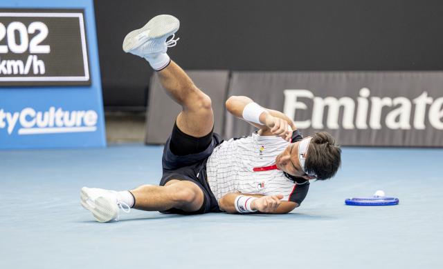 (260119) -- MELBOURNE, Jan. 19, 2026 (Xinhua) -- Bu Yunchaokete falls down during the men's singles 1st round match between Bu Yunchaokete of China and Denis Shapovalov of Canada at the Australian Open tennis tournament in Melbourne, Australia, Jan. 19, 2026. (Photo by Hu Jingchen/Xinhua)
