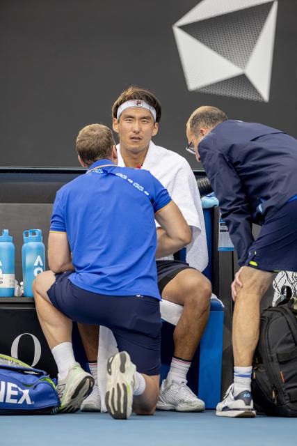 (260119) -- MELBOURNE, Jan. 19, 2026 (Xinhua) -- Bu Yunchaokete (C) is seen during the men's singles 1st round match between Bu Yunchaokete of China and Denis Shapovalov of Canada at the Australian Open tennis tournament in Melbourne, Australia, Jan. 19, 2026. (Photo by Hu Jingchen/Xinhua)