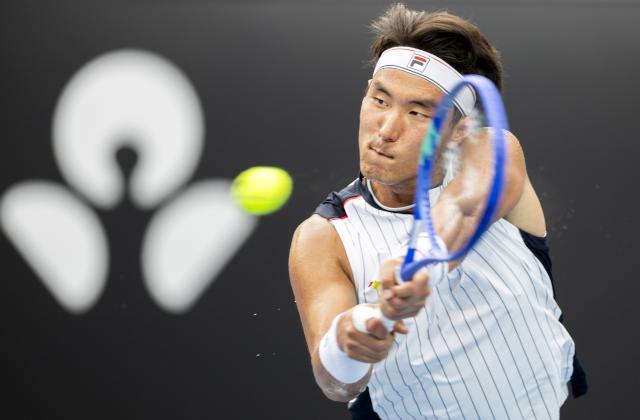 (260119) -- MELBOURNE, Jan. 19, 2026 (Xinhua) -- Bu Yunchaokete hits a return during the men's singles 1st round match between Bu Yunchaokete of China and Denis Shapovalov of Canada at the Australian Open tennis tournament in Melbourne, Australia, Jan. 19, 2026. (Photo by Hu Jingchen/Xinhua)