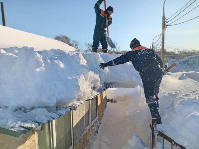 (260119) -- VLADIVOSTOK, Jan. 19, 2026 (Xinhua) -- Workers clear snow in Petropavlovsk-Kamchatsky, Russia, Jan. 19, 2026. The Kamchatka Peninsula in Russia's Far East has experienced an extreme snowstorm, the worst in decades, with snow depths exceeding two meters in some areas, reported the Kamchatka-inform agency on Monday. (Government of Kamchatka Territory/Handout via Xinhua)