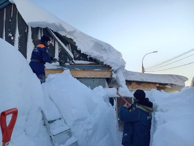 (260119) -- VLADIVOSTOK, Jan. 19, 2026 (Xinhua) -- Workers clear snow in Petropavlovsk-Kamchatsky, Russia, Jan. 19, 2026. The Kamchatka Peninsula in Russia's Far East has experienced an extreme snowstorm, the worst in decades, with snow depths exceeding two meters in some areas, reported the Kamchatka-inform agency on Monday. (Government of Kamchatka Territory/Handout via Xinhua)