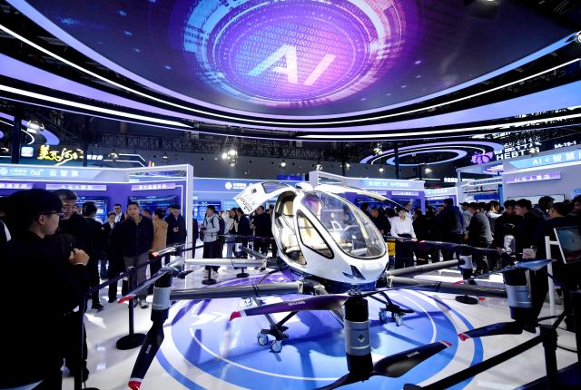 (260119) -- BEIJING, Jan. 19, 2026 (Xinhua) -- Visitors learn about a manned aircraft during the China International Digital Economy Expo 2025 in Shijiazhuang, north China's Hebei Province, Oct. 17, 2025. (Xinhua/Wang Xiao)