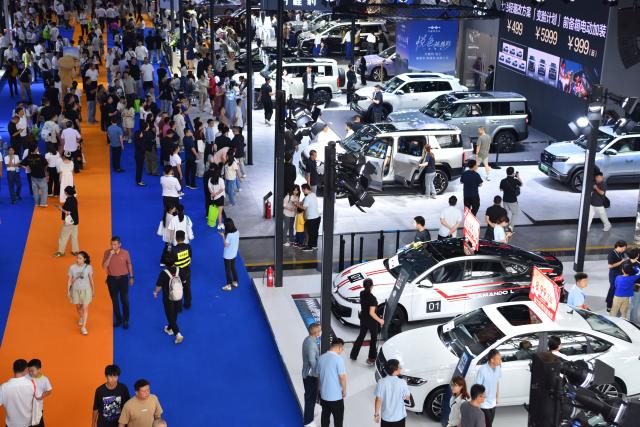 (260119) -- BEIJING, Jan. 19, 2026 (Xinhua) -- Visitors view cars displayed at an automobile consumption promotion event held in Changsha, central China's Hunan Province, Oct. 1, 2025. (Xinhua/Ding Chunyu)