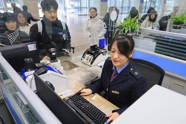 (260119) -- BEIJING, Jan. 19, 2026 (Xinhua) -- A staff member handles ticketing services for passengers at a railway station in Nanjing, east China's Jiangsu Province, Jan. 19, 2026. Train tickets for the first day of the 2026 Spring Festival travel rush went on sale on Monday, China's railway operator said.
   This year's travel rush period, known as chunyun, will run from Feb. 2 to March 13, according to China State Railway Group Co., Ltd. (Photo by Su Yang/Xinhua)