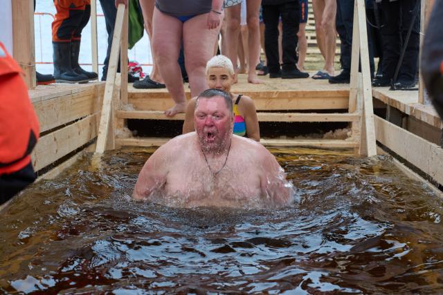 (260119) -- ST. PETERSBURG, Jan. 19, 2026 (Xinhua) -- A man bathes in the icy water during the Orthodox Epiphany celebrations in St. Petersburg, Russia, Jan. 19, 2026. (Photo by Guo Feizhou/Xinhua)