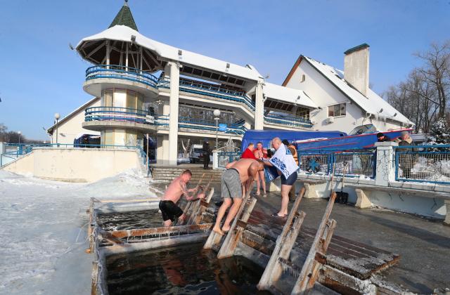 (260119) -- MINSK, Jan. 19, 2026 (Xinhua) -- People take a dip in the icy water during the Orthodox Epiphany celebrations in Minsk, Belarus, Jan. 19, 2026. (Photo by Henadz Zhinkov/Xinhua)